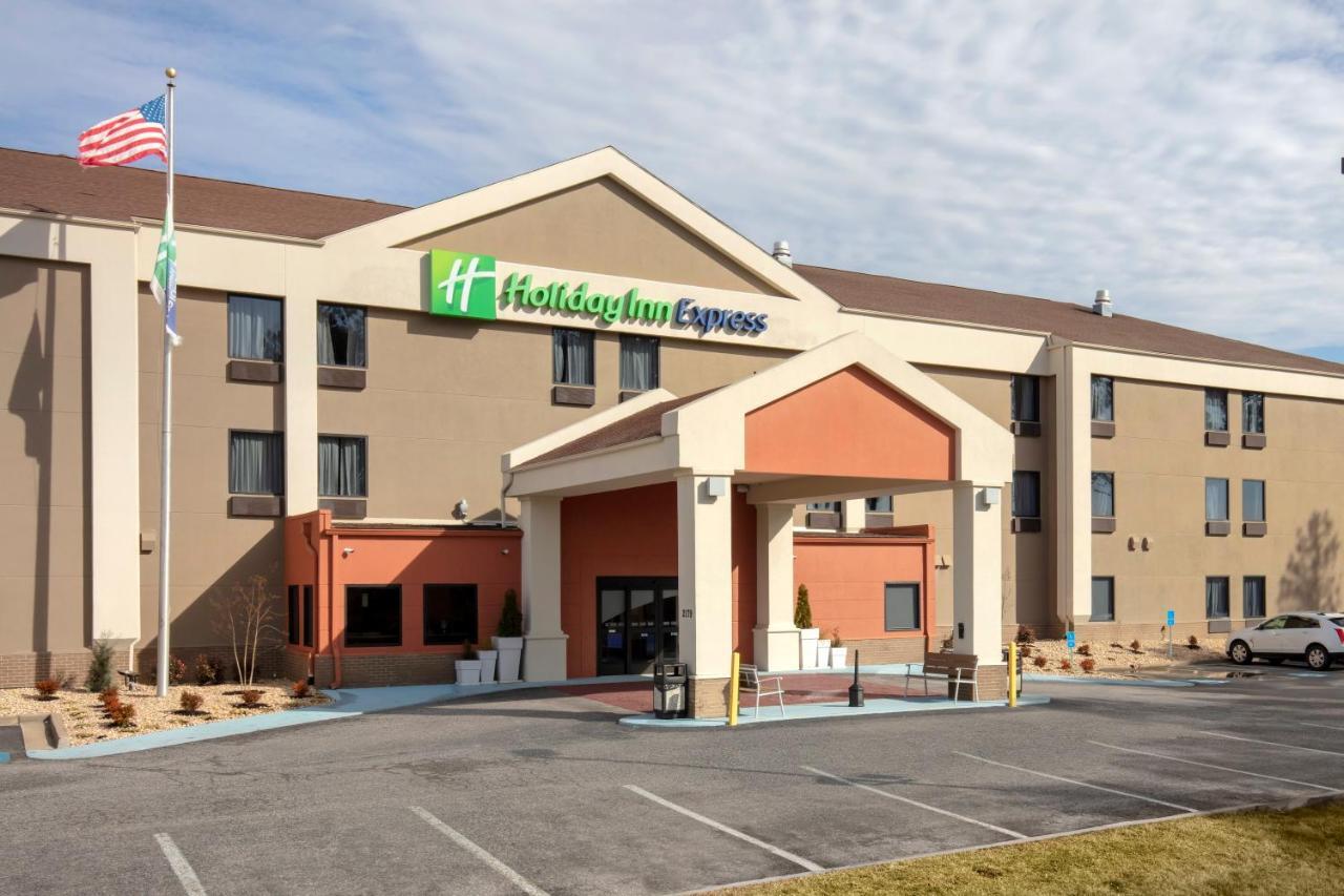 Holiday Inn Express Metropolis By Ihg Exterior foto