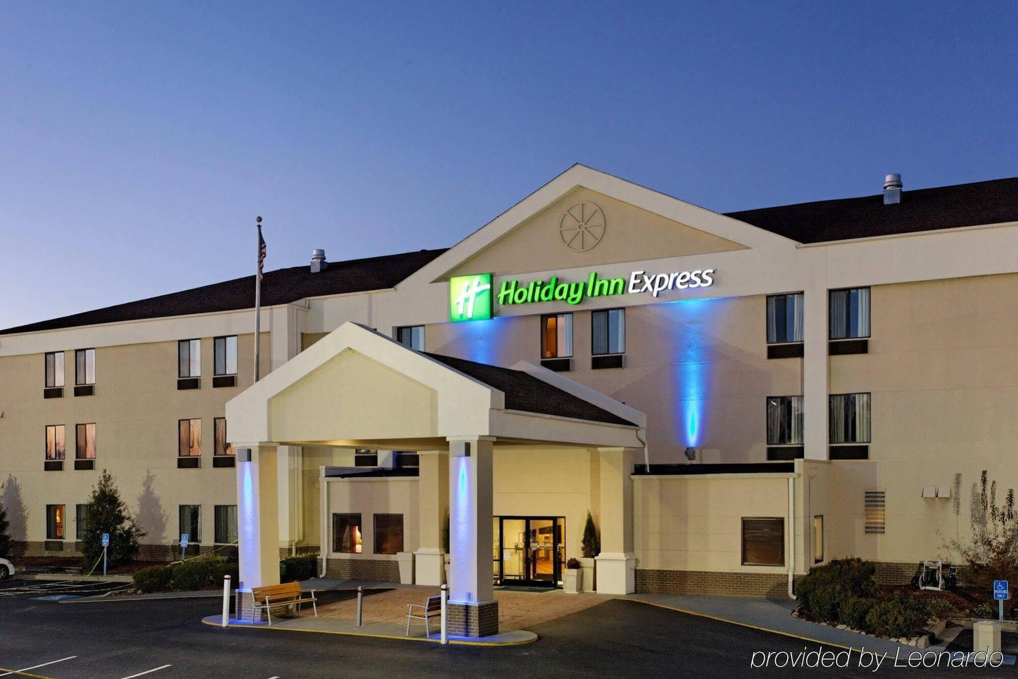 Holiday Inn Express Metropolis By Ihg Exterior foto